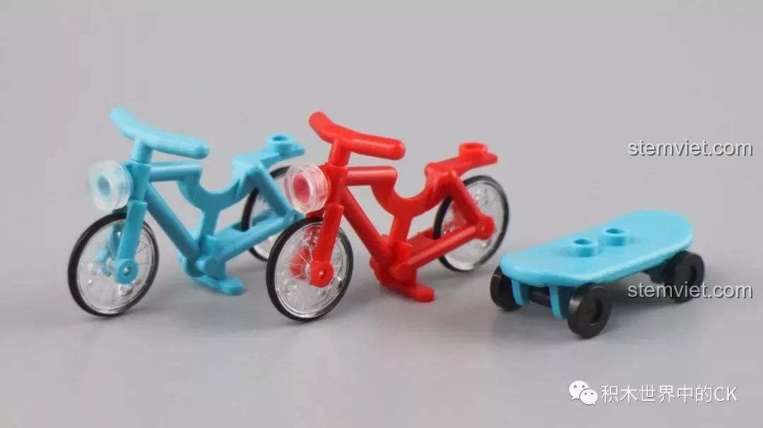 Phụ kiện xe đạp và ván trượt trong bộ đồ chơi xếp hình Tiệm bán giày cho bé gái trên 6 tuổi.