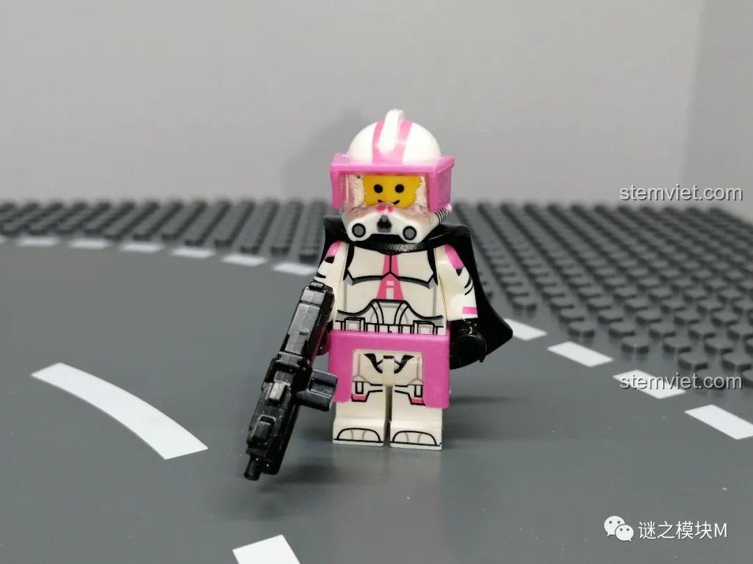 Minifigure Clone Trooper thử áo choàng đen, minh họa khả năng tương thích của áo choàng với các minifigure khác. Đồ chơi lắp ráp đa năng.