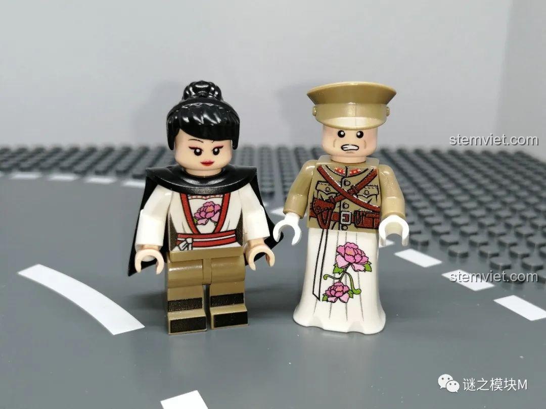 So sánh minifigure Hanfu và minifigure quân đội phụ lục, cho thấy sự khác biệt về thiết kế và khả năng hoán đổi chân. Đồ chơi lắp ráp độc đáo.