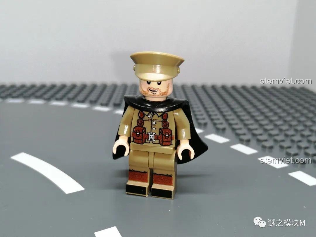 Minifigure quân đội phụ lục thứ ba không áo choàng, với trang phục màu nâu và chi tiết túi. Đồ chơi lắp ráp.
