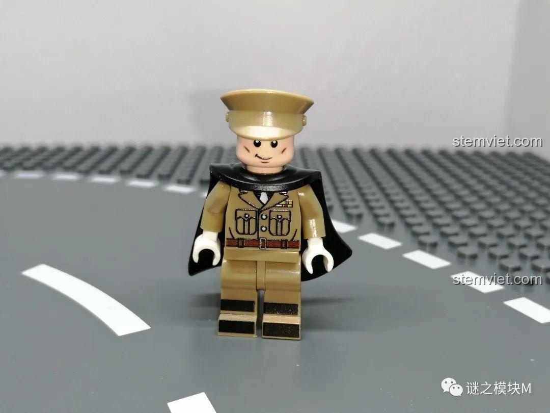 Minifigure quân đội phụ lục thứ tư không áo choàng, với trang phục màu nâu và dây đạn. Đồ chơi mô hình.