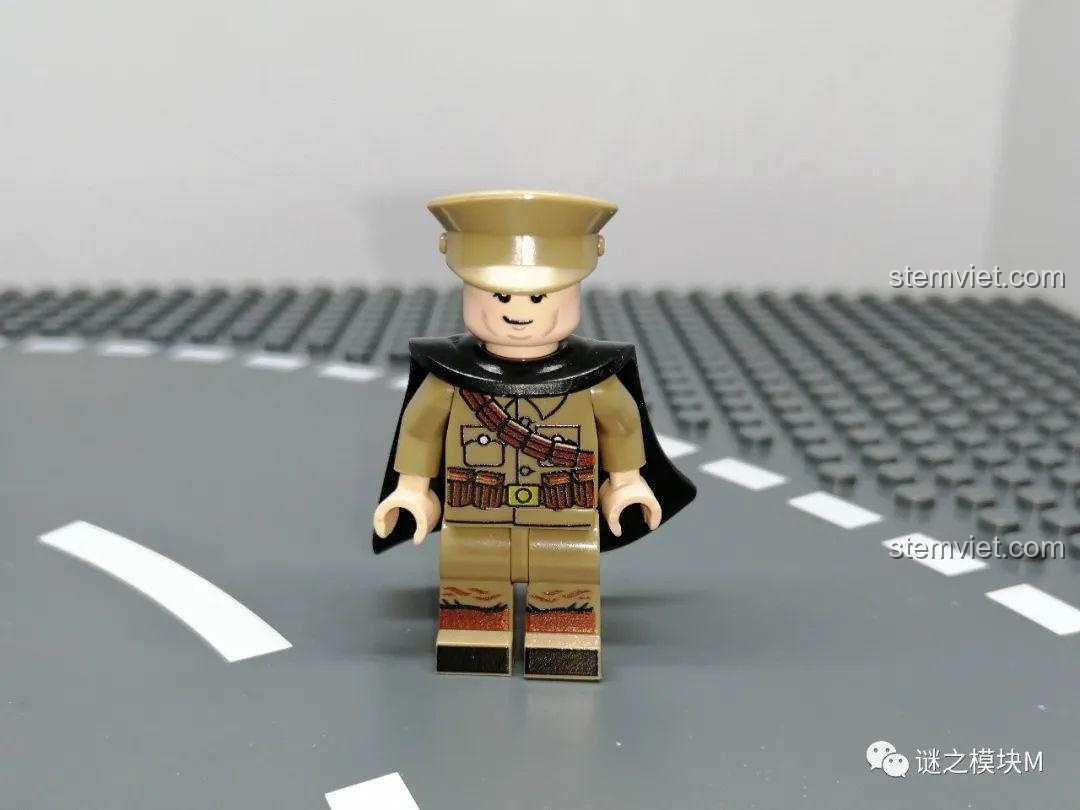 Minifigure quân đội phụ lục thứ năm không áo choàng, với trang phục màu nâu và nhiều phụ kiện. Đồ chơi lắp ráp.