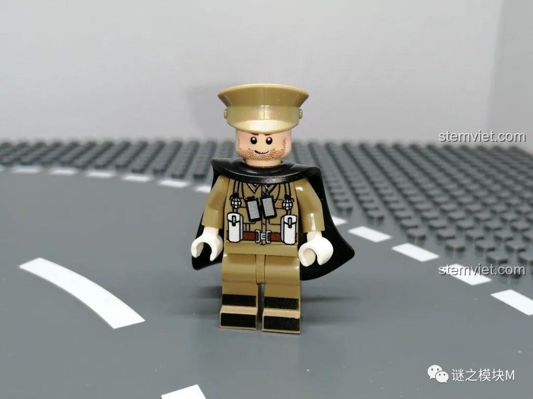 Minifigure quân đội phụ lục thứ sáu không áo choàng, với mũ và trang phục màu nâu. Đồ chơi mô hình.