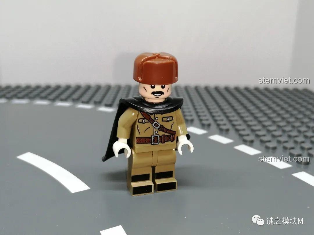 Minifigure quân đội phụ lục thứ bảy không áo choàng, với mũ xám và trang phục quân sự. Đồ chơi lắp ráp.