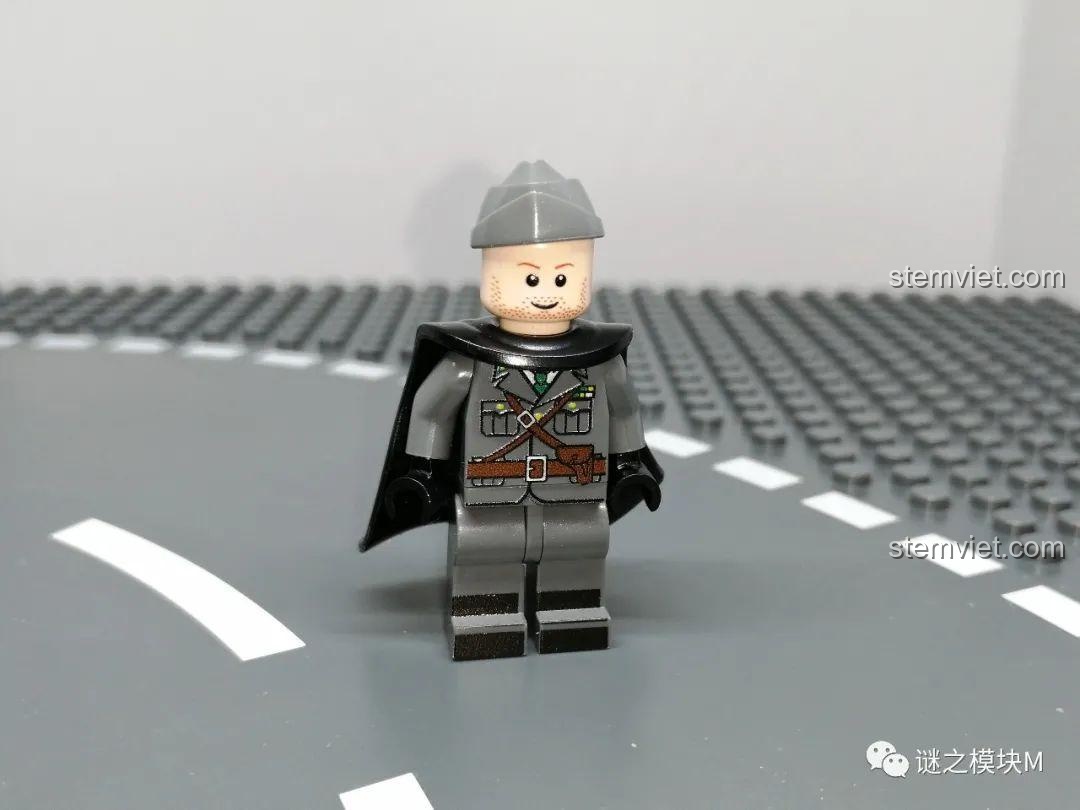 Minifigure quân đội phụ lục thứ tám không áo choàng, với mũ đen và trang phục quân sự. Đồ chơi mô hình.