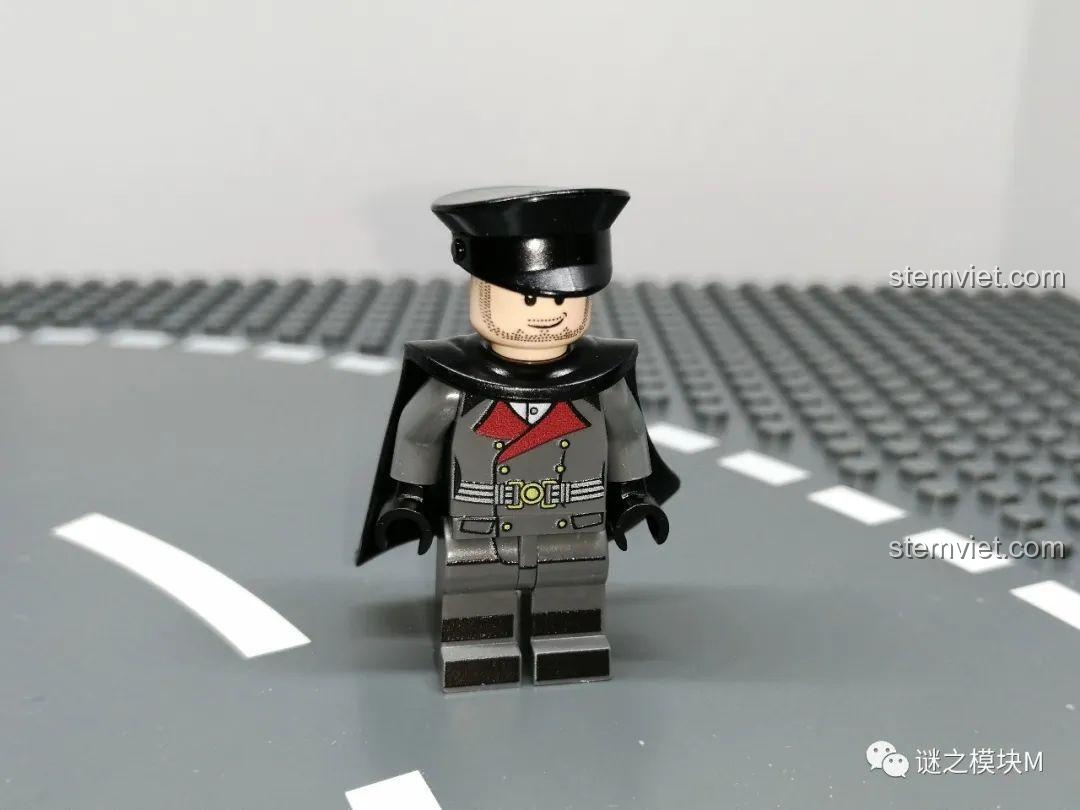 Minifigure quân đội phụ lục thứ chín không áo choàng, với mũ đen và trang phục quân sự màu xanh. Đồ chơi lắp ráp.