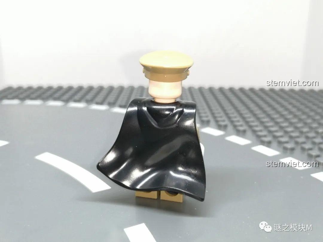 Mặt sau của minifigure quân đội phụ lục với áo choàng đen, cho thấy độ che phủ và thiết kế của áo choàng. Đồ chơi mô hình.