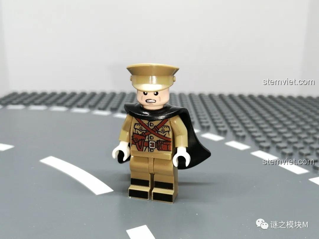 Minifigure quân đội phụ lục với áo choàng đen, thể hiện chi tiết trang phục và phụ kiện. Đồ chơi lắp ráp độc đáo.