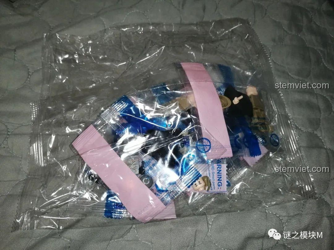 Bao bì của bộ minifigure quân đội phụ lục, cho thấy cách đóng gói đơn giản nhưng hiệu quả. Đồ chơi lắp ráp giá rẻ.