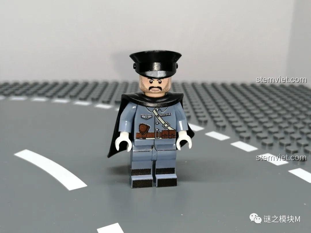 Toàn bộ các minifigure quân đội phụ lục đứng cùng nhau, tạo nên một đội hình đa dạng. Đồ chơi trưng bày.