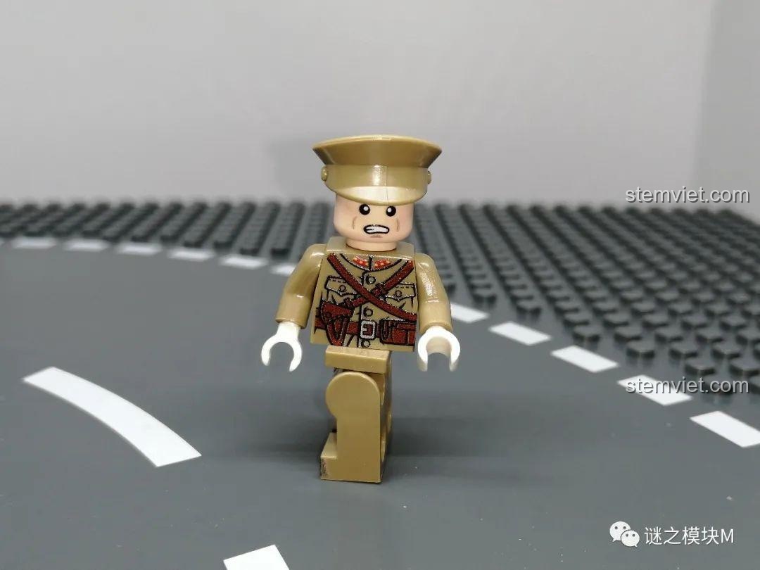 Minifigure quân đội phụ lục không áo choàng, thể hiện chi tiết trang phục cơ bản. Đồ chơi lắp ráp.