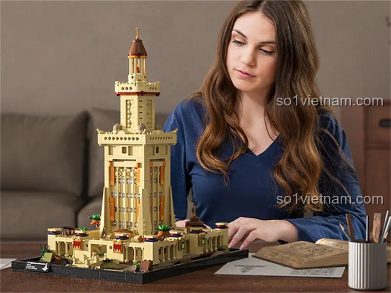 Phụ nữ đang lắp ráp mô hình Ngọn hải đăng Alexandria FunWhole F9008