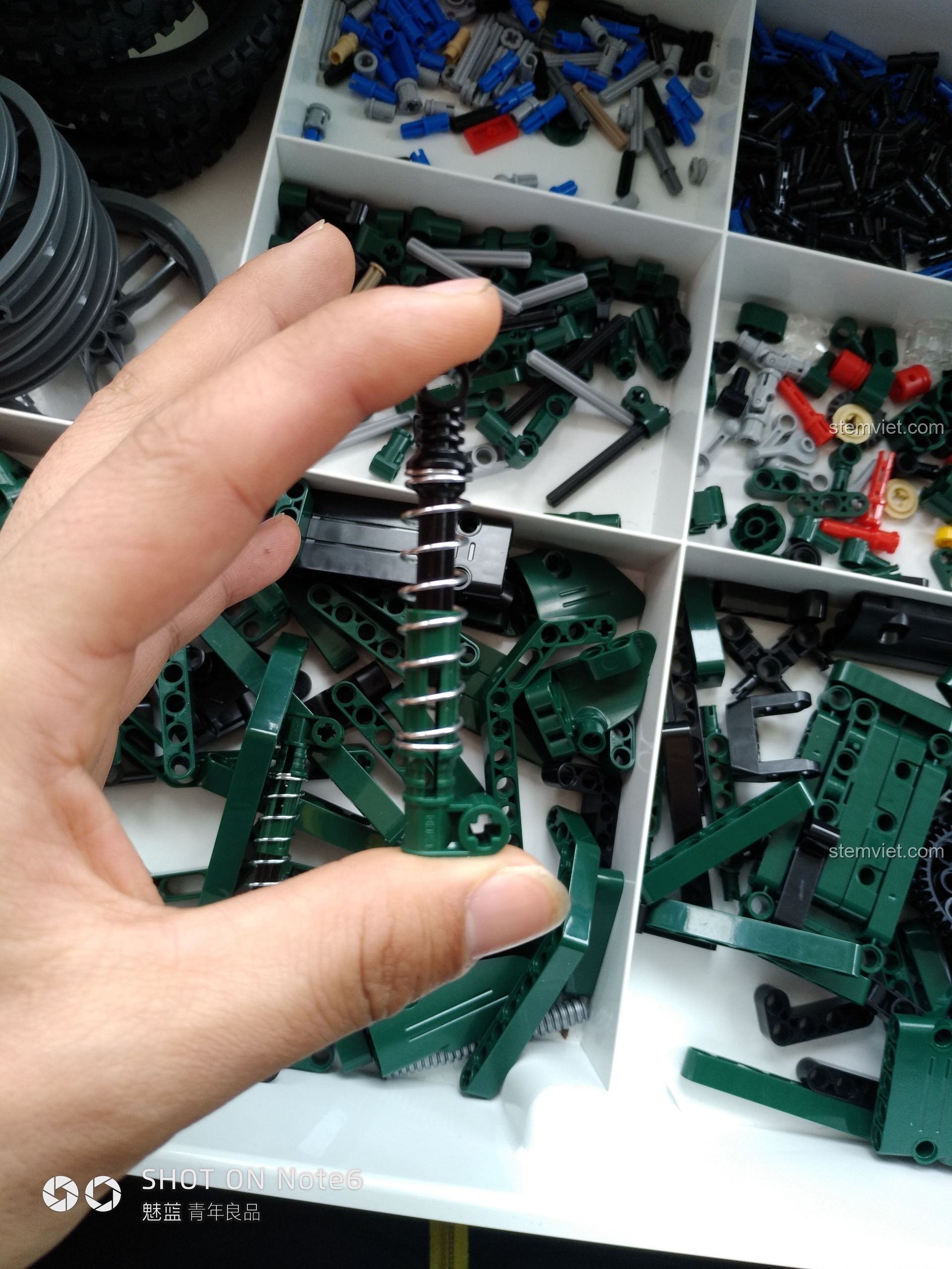 Cận cảnh chi tiết phuộc nhún 9.5L cứng cáp trong bộ đồ chơi xây dựng Mô tô Quân sự Thế chiến II C51021.