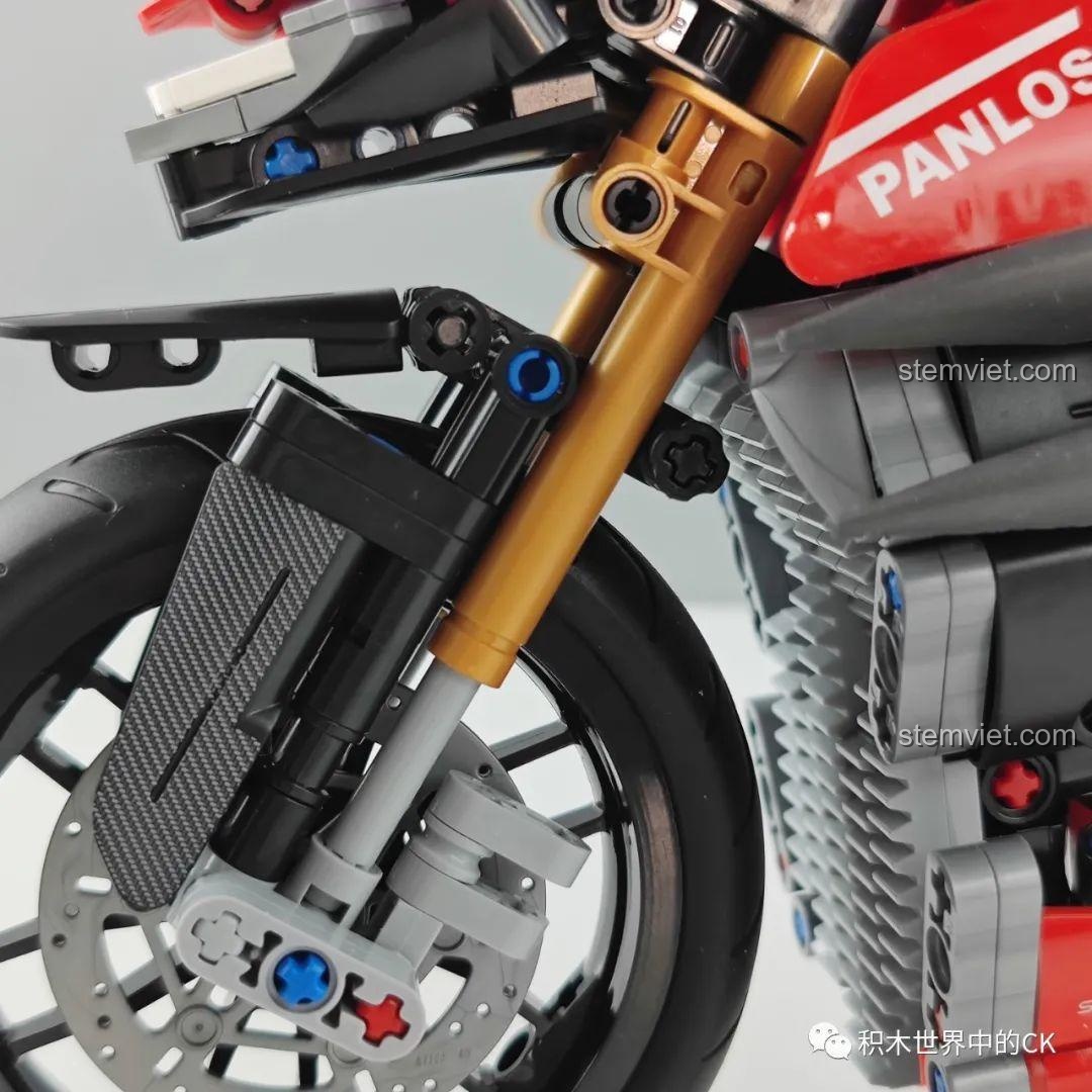 Cận cảnh phuộc trước màu vàng của Xe phân khối lớn Streetfighter V4 SP 672006 giá bình dân.