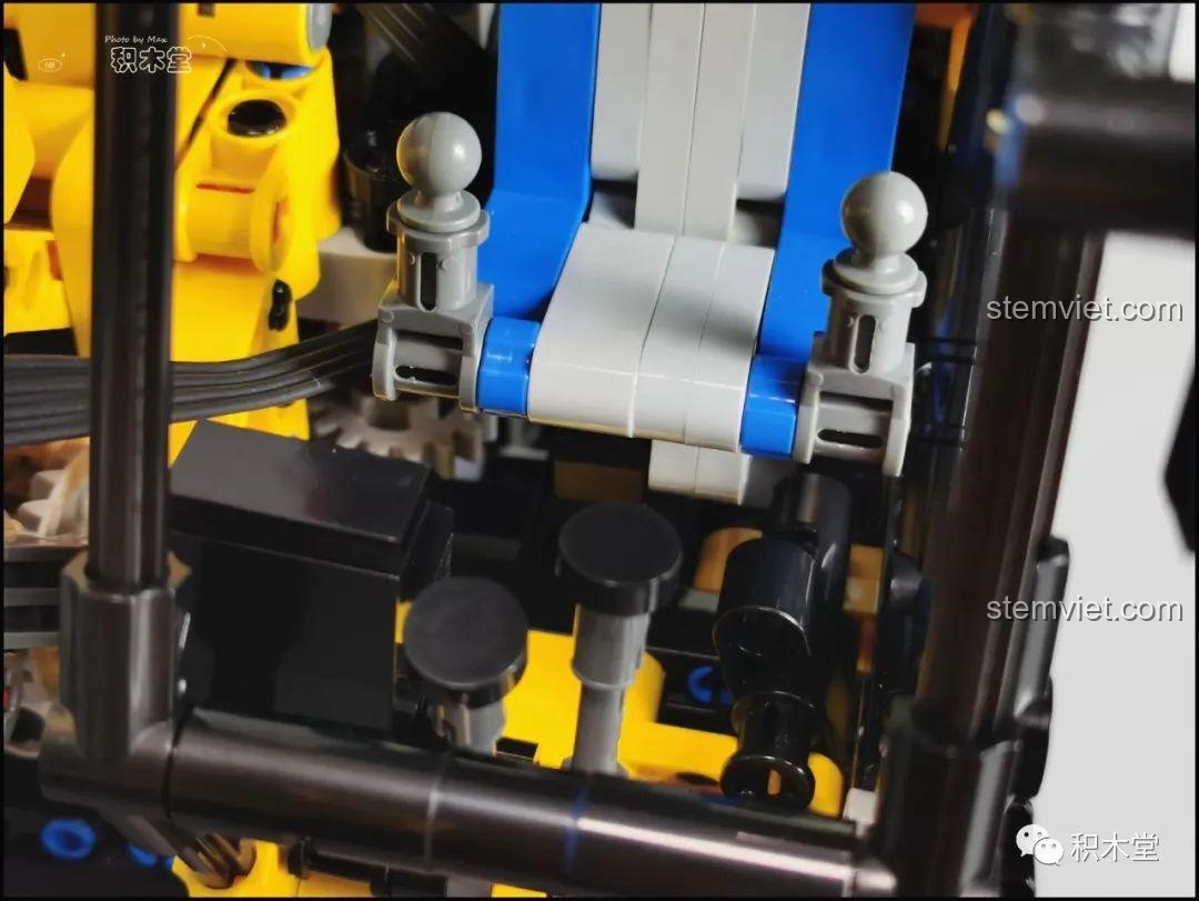 Hộp pin phía sau của máy xúc Taigaole T4001 điều khiển chuyển động của bánh xích.