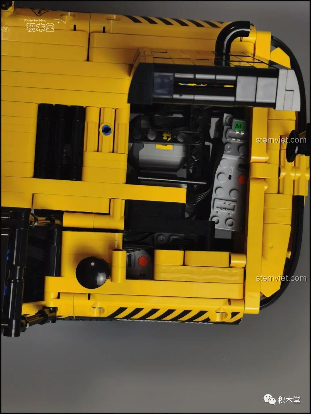 Hộp pin bên trái của máy xúc Taigaole T4001 điều khiển gầu đào và xoay thân máy.