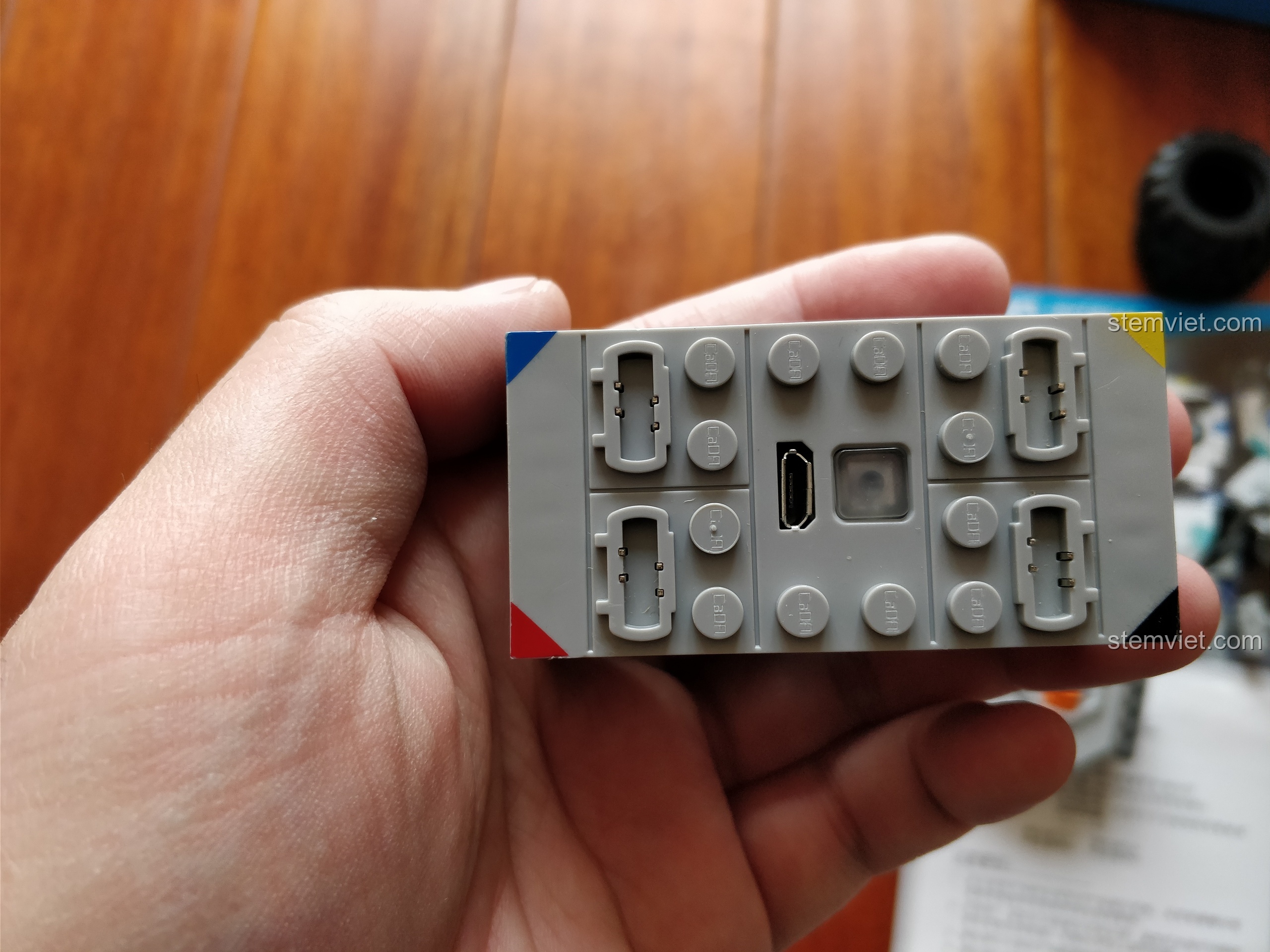 Pin sạc lithium tích hợp bộ nhận tín hiệu 2.4GHz của CaDA C51028, một thiết kế độc đáo và sáng tạo.