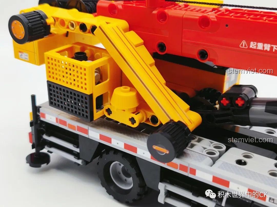 Cơ cấu piston thủy lực giúp nâng hạ cần cẩu của mô hình Xe Cẩu Tải SANY STC120T5.