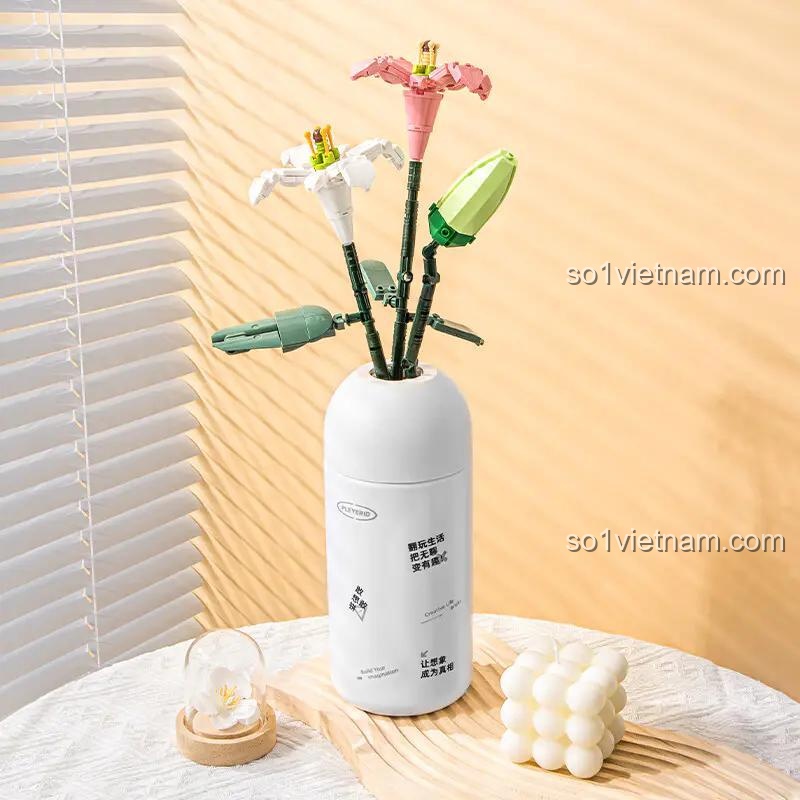 Bình hoa Ly lắp ghép từ bộ sưu tập Pleyerid M38-B1101, sang trọng và tinh tế.
