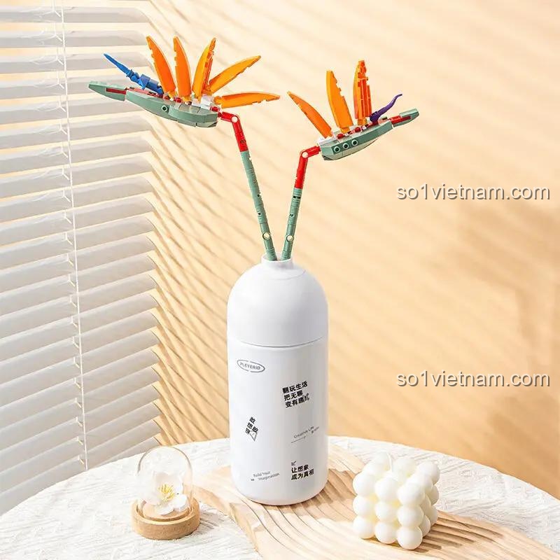 Sử dụng mô hình hoa Thiên Đường Điểu Pleyerid M38-B1101 để trang trí bàn làm việc, tạo không gian sáng tạo.