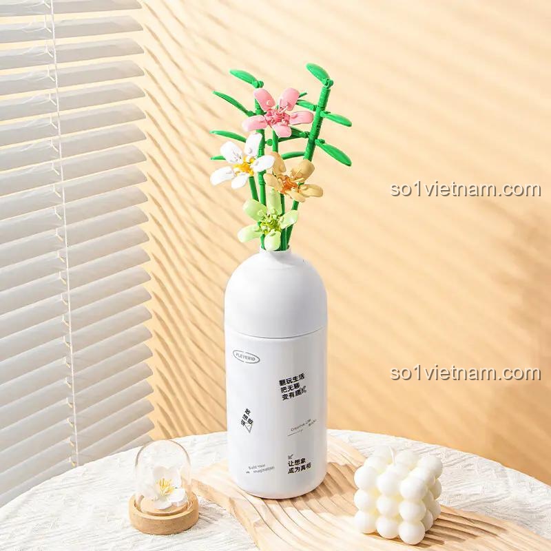Bình hoa Tiểu thương lan (Freesia) lắp ghép Pleyerid M38-B1101, màu sắc tươi tắn.