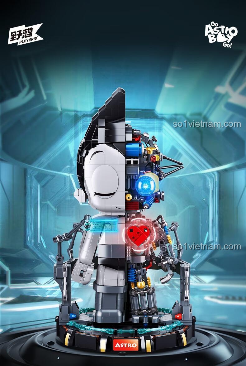 Poster chính thức của bộ đồ chơi Pleyerid M38-P8010 Astro Boy, thể hiện vẻ ngoài hùng dũng và hiện đại.