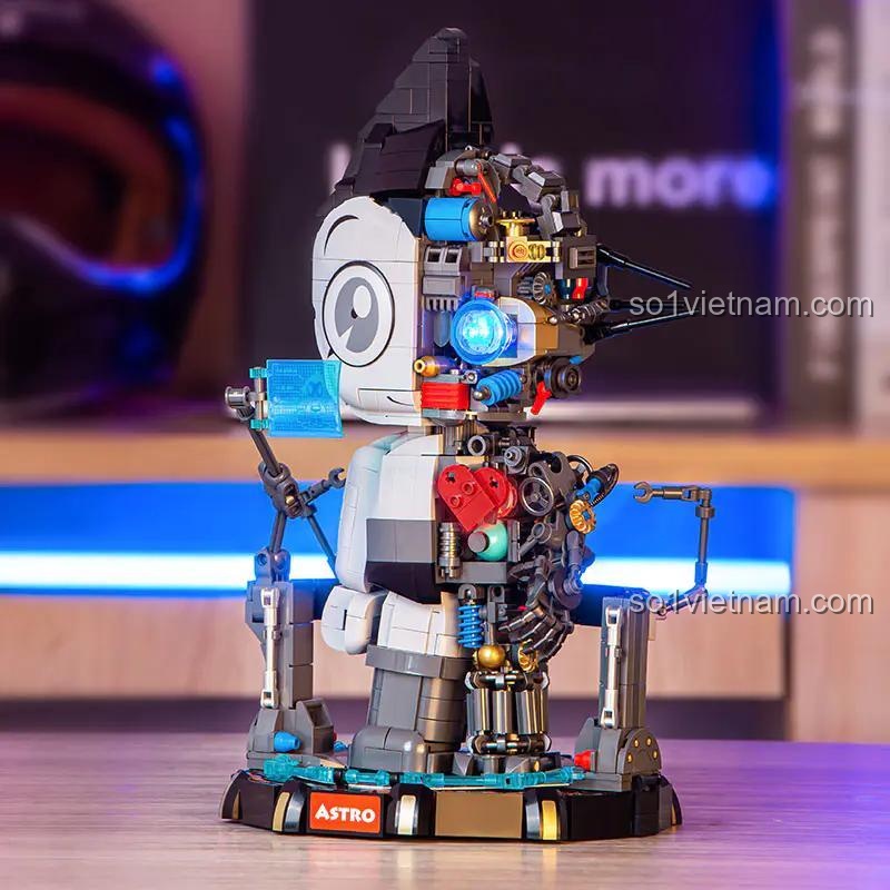 Hình ảnh thực tế khi trưng bày đồ chơi mô hình Astro Boy Pleyerid M38-P8010, một vật phẩm trang trí cực chất cho không gian.