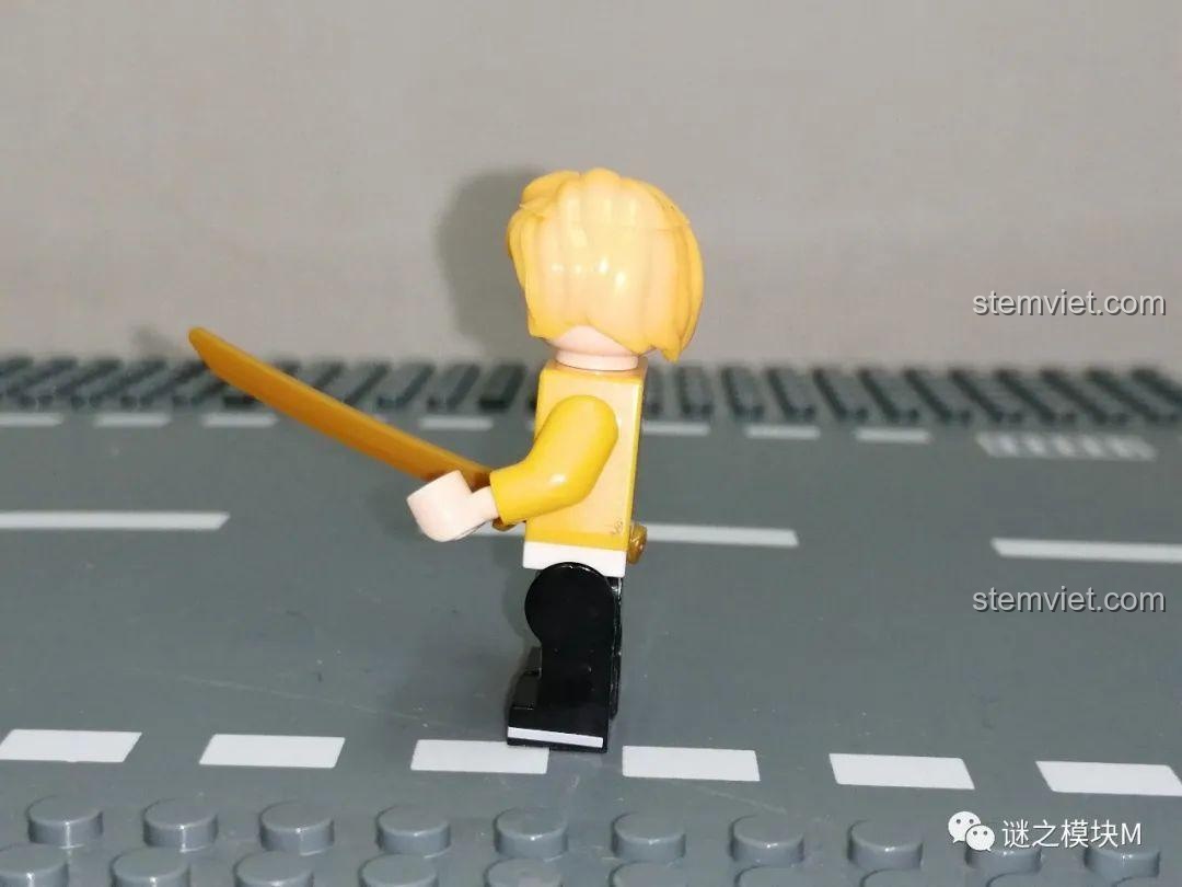 Chi tiết bên hông minifigure Agatsuma Zenitsu từ bộ đồ chơi PRCK 69612.