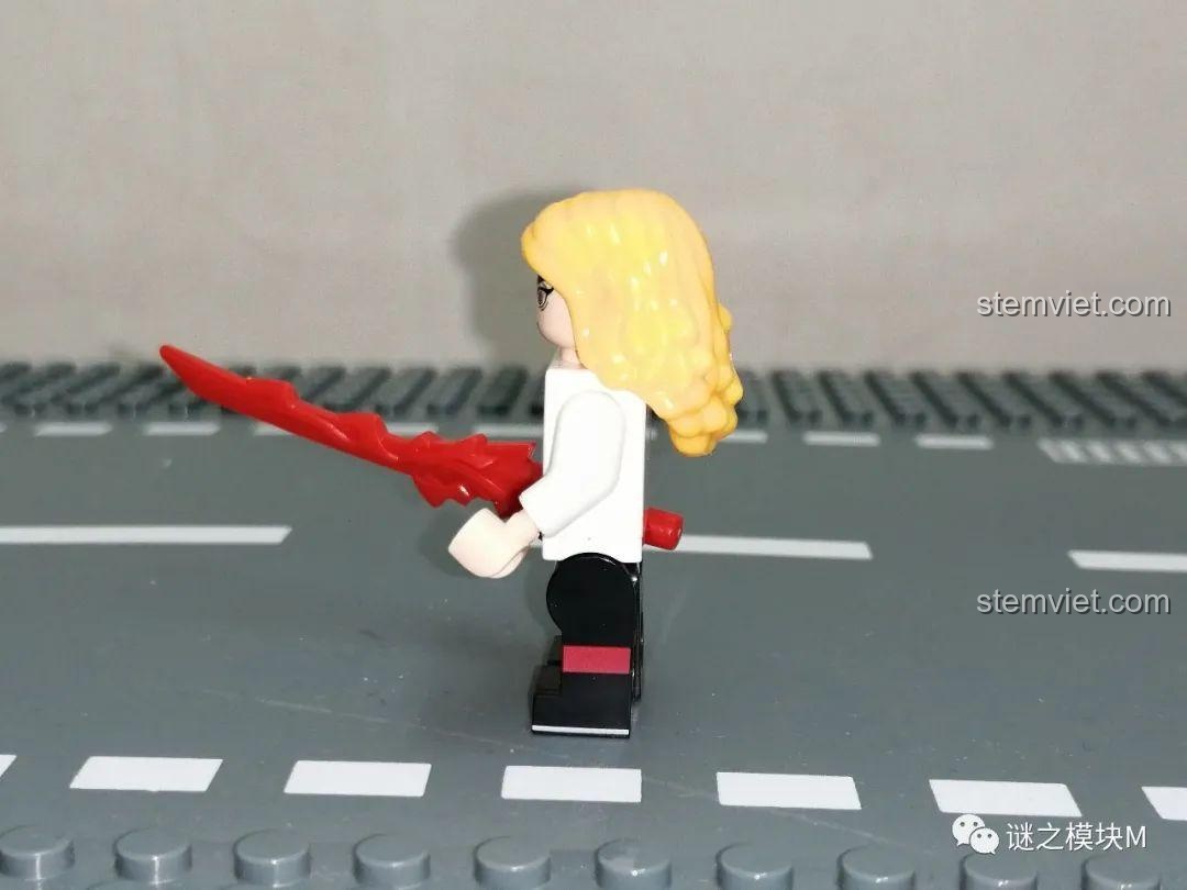 Chi tiết bên hông minifigure Rengoku Kyojuro từ bộ đồ chơi PRCK 69612.