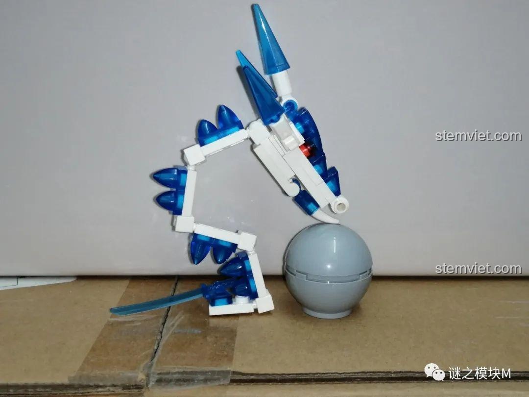 Tiểu cảnh quả cầu và hiệu ứng sức mạnh trong bộ lắp ghép PRCK 69612.