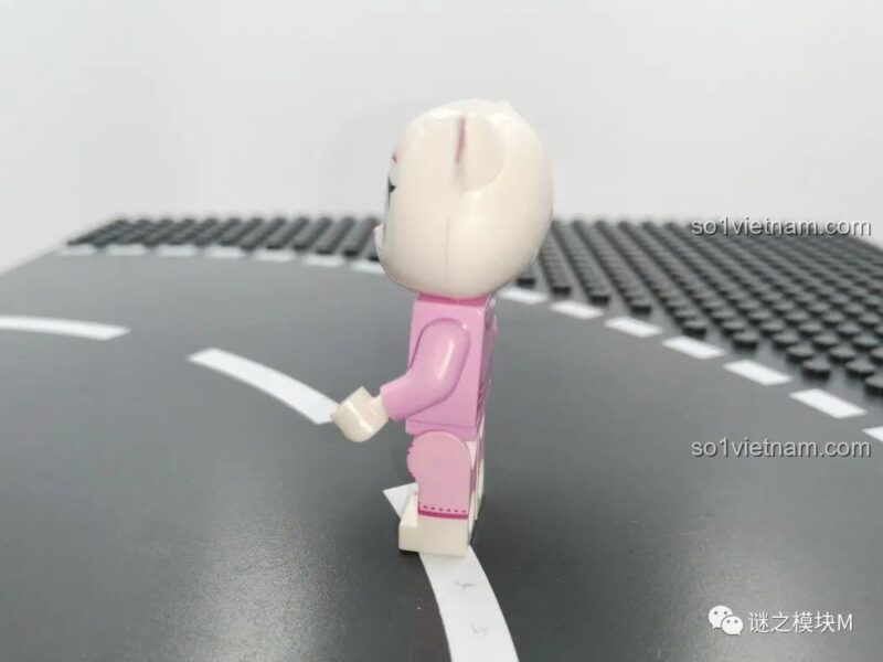 Minifigure Angela với váy hồng nhìn từ phía sau