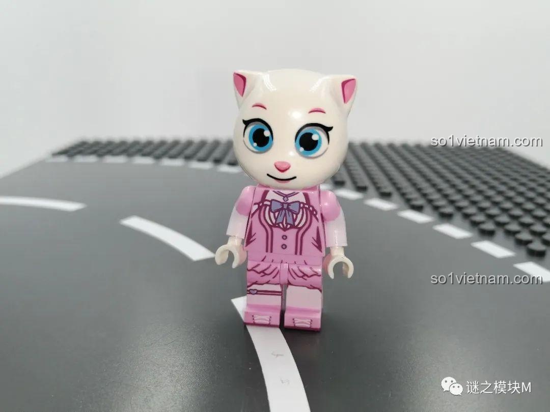 Minifigure Angela với trang phục Trung Hoa nhìn từ bên cạnh