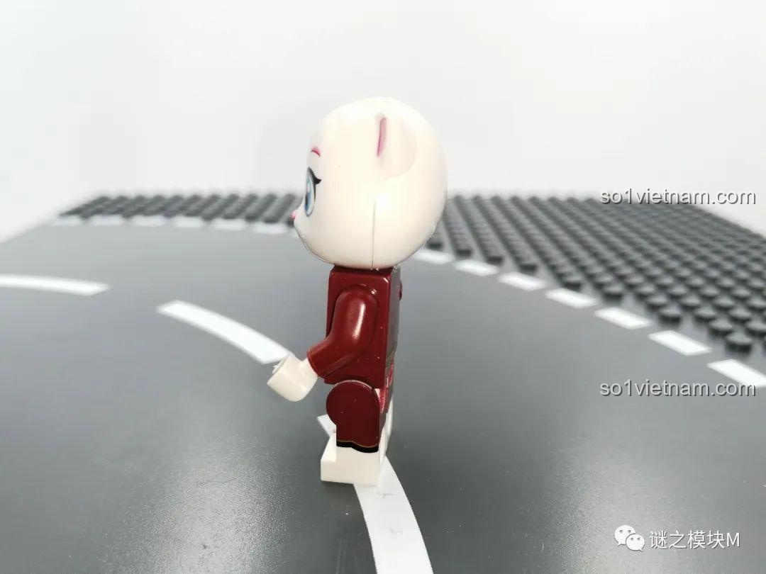 Minifigure Angela với váy cầu vồng nhìn từ phía sau