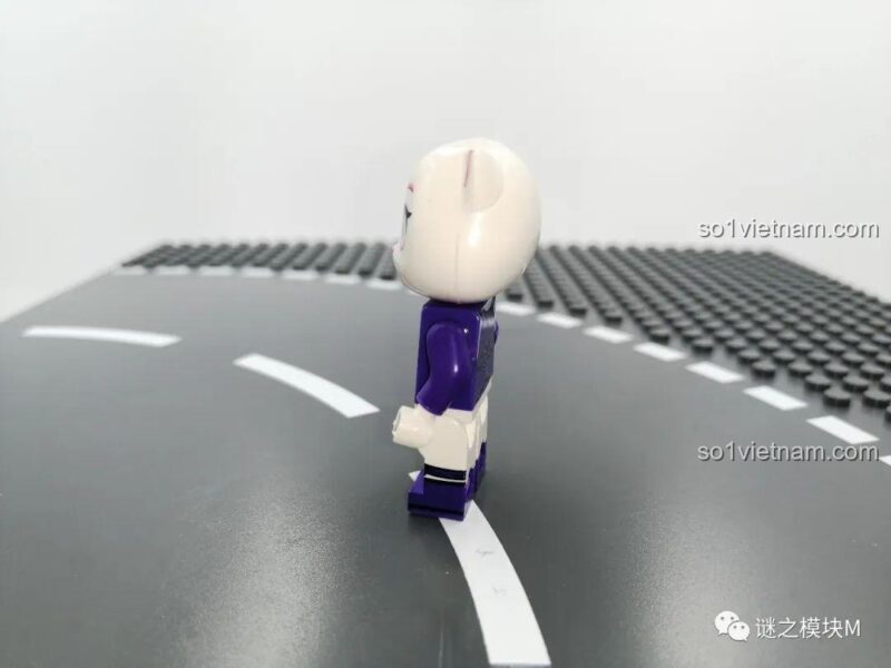 Minifigure Angela với áo choàng hồng nhìn từ phía sau