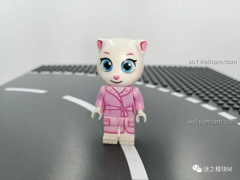 Minifigure Angela với váy hồng nhìn từ bên cạnh