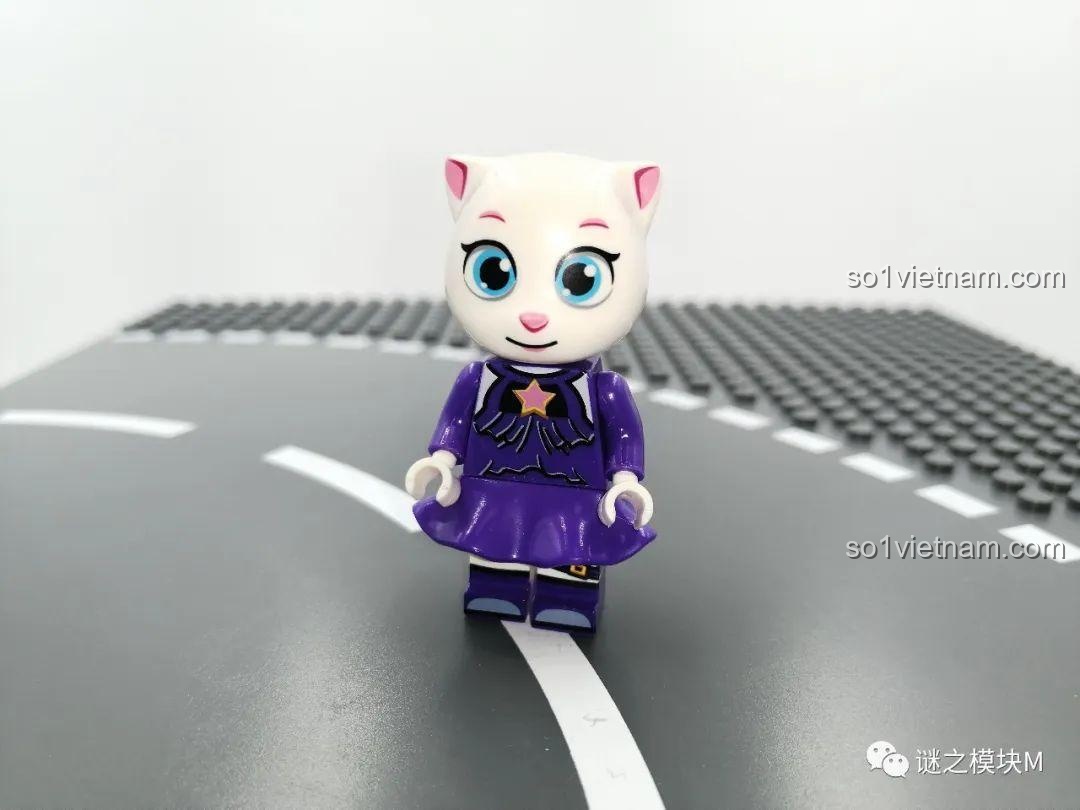 Minifigure Angela với áo choàng hồng nhìn từ bên cạnh