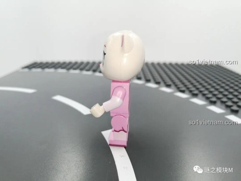 Minifigure Angela với trang phục Trung Hoa nhìn từ phía sau