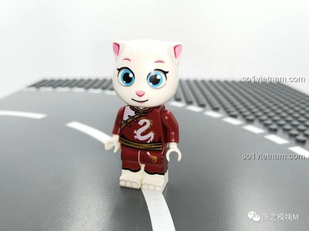 Minifigure Angela với váy cầu vồng nhìn từ bên cạnh