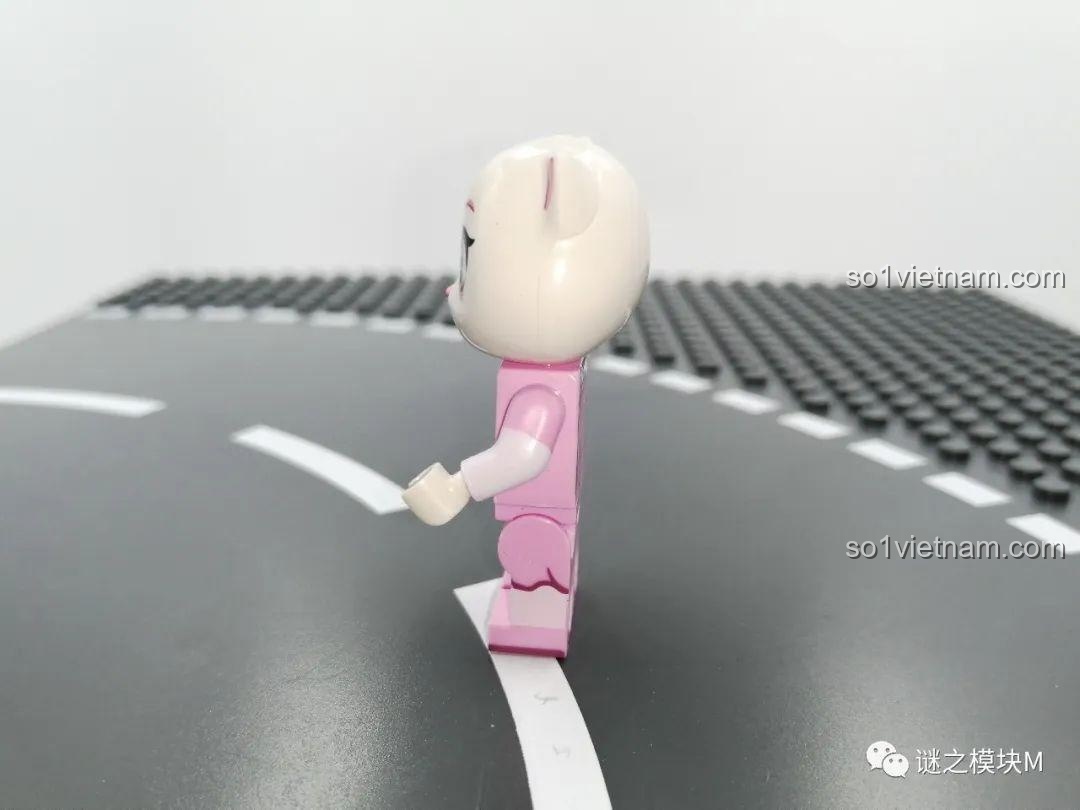 Minifigure Angela với trang phục Trung Hoa nhìn từ phía sau