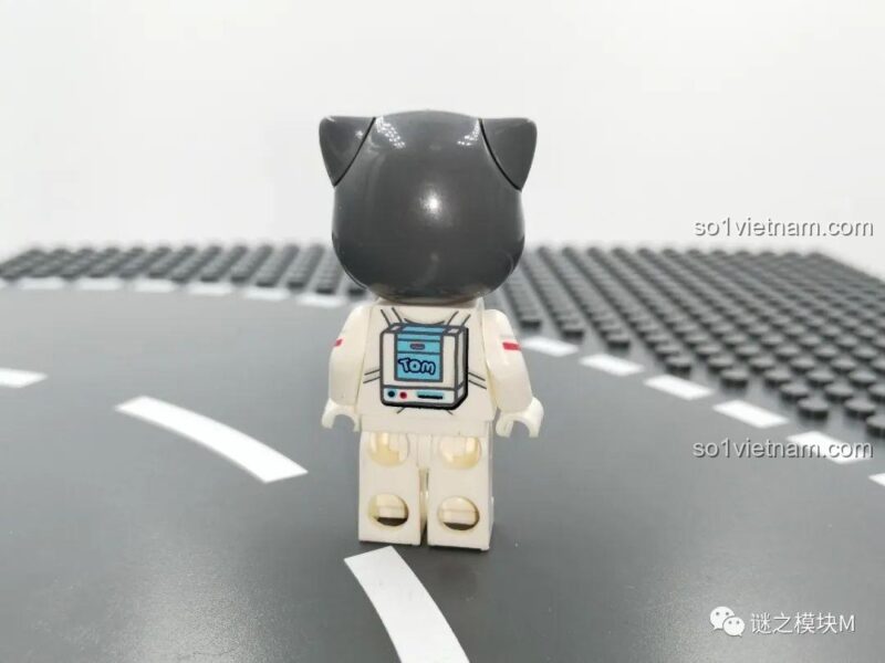 Minifigure Ben Dog nhà khoa học nhìn từ bên cạnh