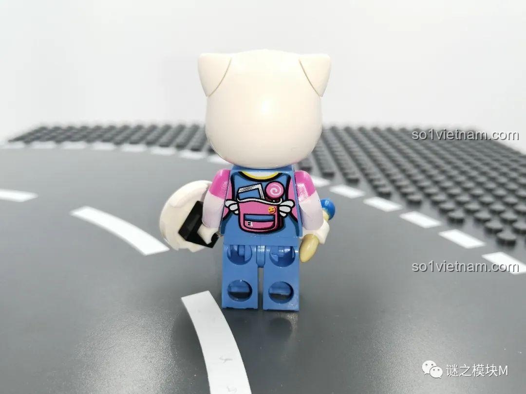 Minifigure Ginger Cat cướp biển và quý tộc nhìn từ bên cạnh