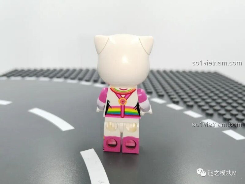 Minifigure Tom Cat phi hành gia nhìn từ bên cạnh