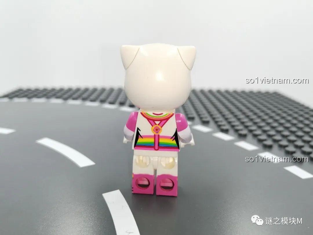 Minifigure Angela làm bánh trong bộ đồ chơi Talking Tom and Friends 99006 nhìn từ phía sau