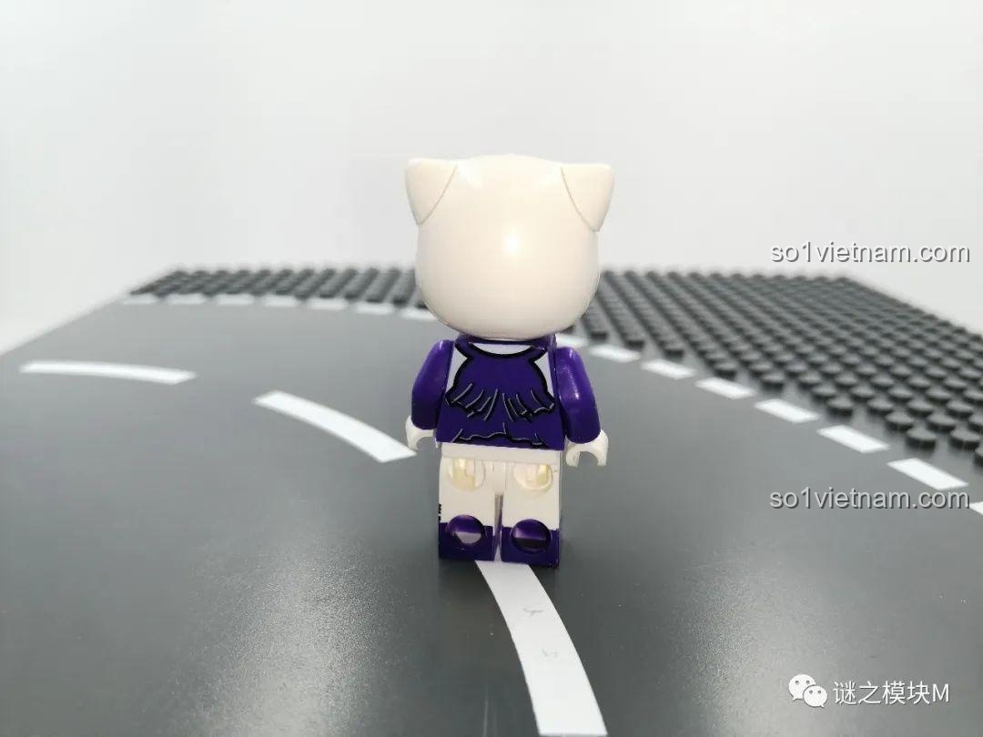 Minifigure ca sĩ Angela trong bộ đồ chơi Talking Tom and Friends 99006 nhìn từ phía sau