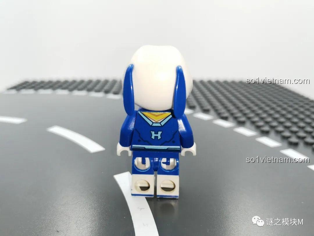Minifigure Hank chó phi hành gia trong bộ đồ chơi Talking Tom and Friends 99006 nhìn từ bên cạnh