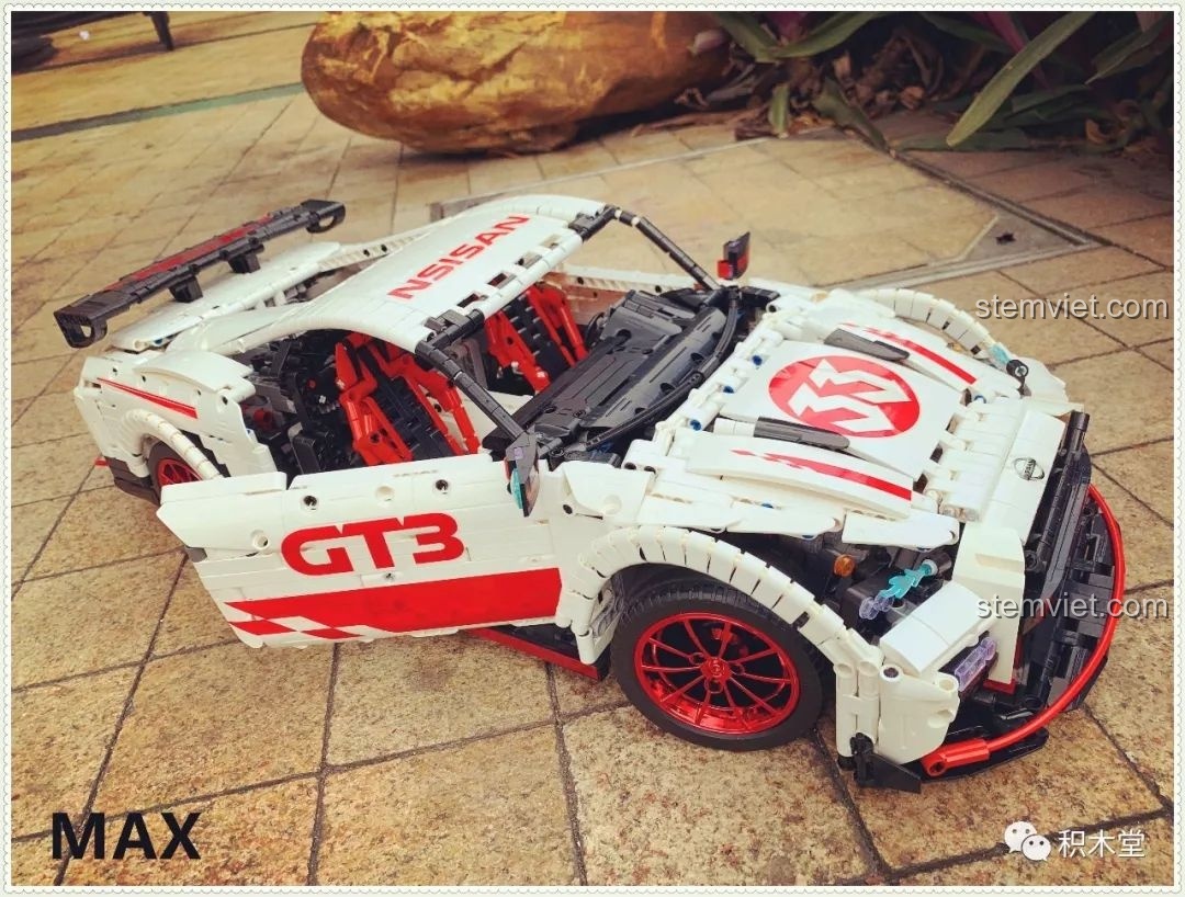 Mô hình lắp ráp Qizhile 23010 Nissan GT-R hoàn thiện, chụp từ góc nghiêng phía trước dưới ánh sáng ban đêm.