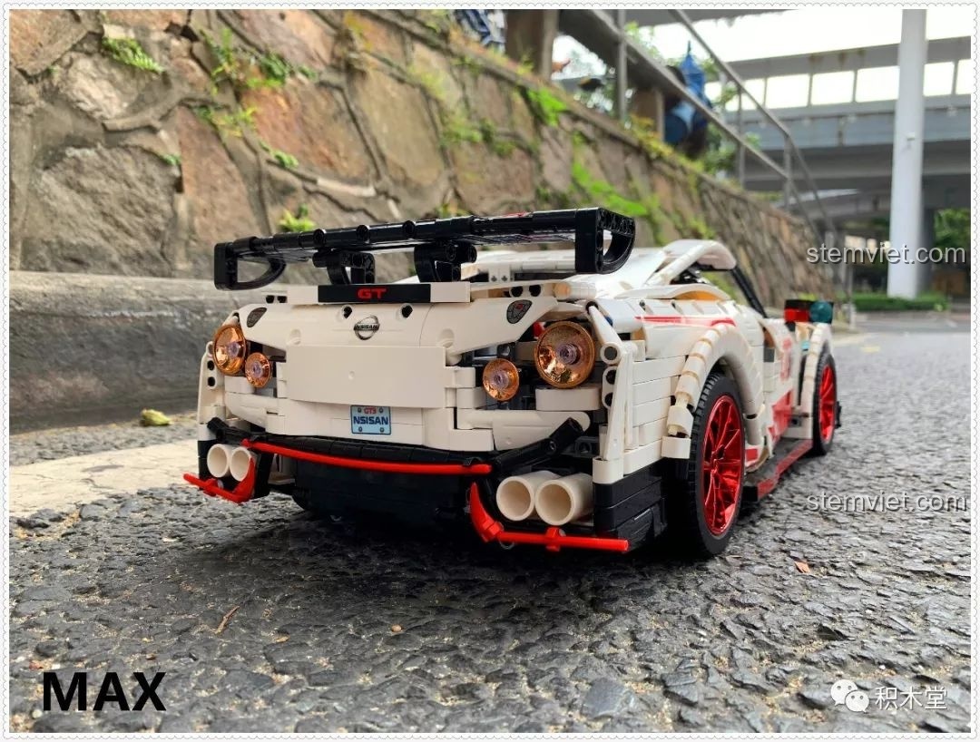 Mô hình lắp ráp Qizhile 23010 Nissan GT-R hoàn thiện, chụp từ góc thấp phía sau dưới ánh sáng ban đêm, tạo hiệu ứng ấn tượng.