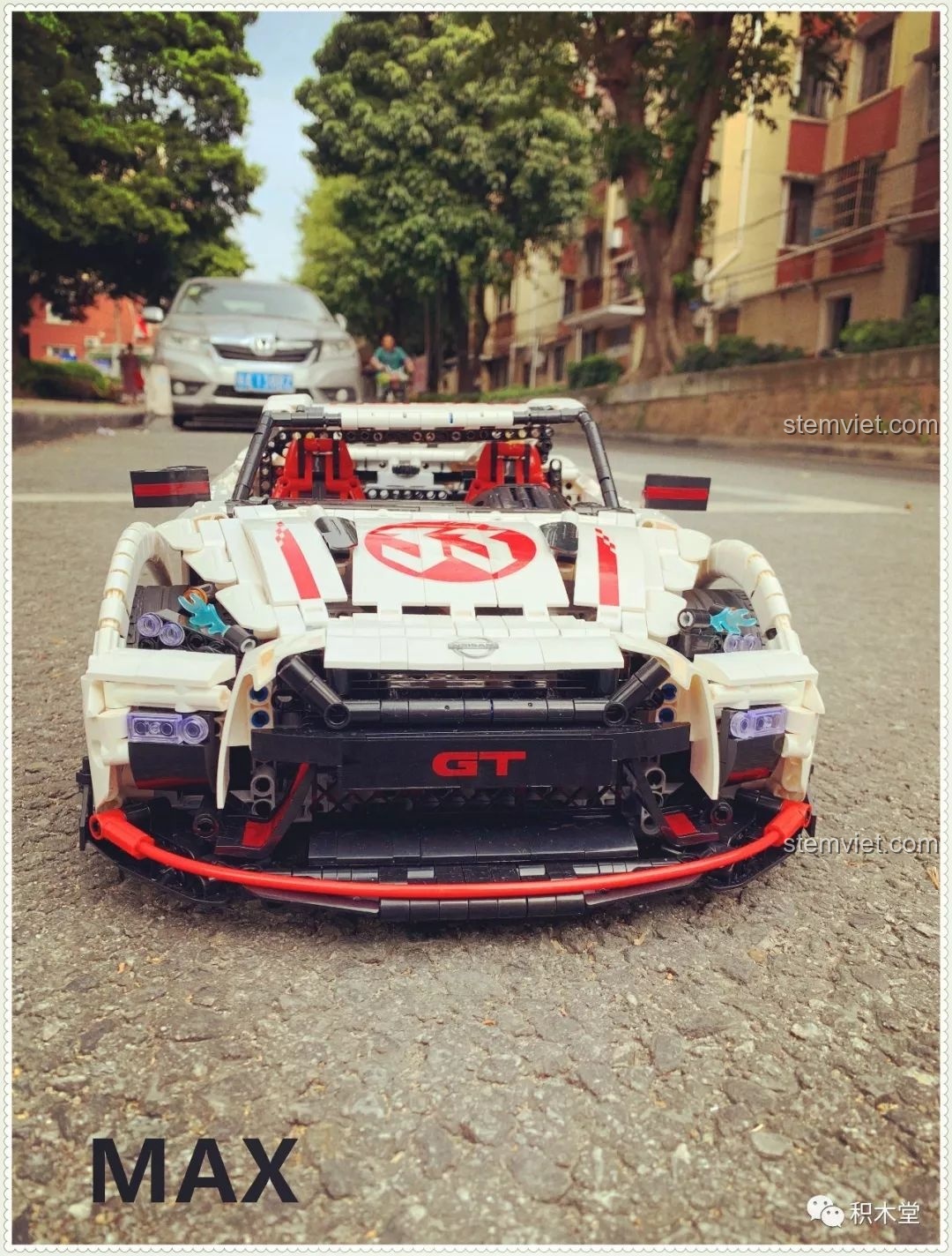 Mô hình lắp ráp Qizhile 23010 Nissan GT-R hoàn thiện, chụp chính diện phía trước dưới ánh sáng ban đêm.