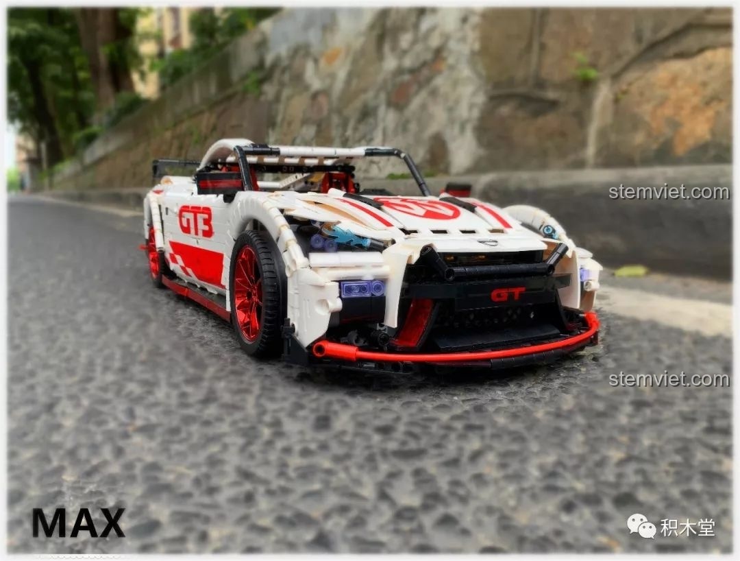 Mô hình lắp ráp Qizhile 23010 Nissan GT-R hoàn thiện, chụp chính diện phía trước dưới ánh sáng ban ngày.