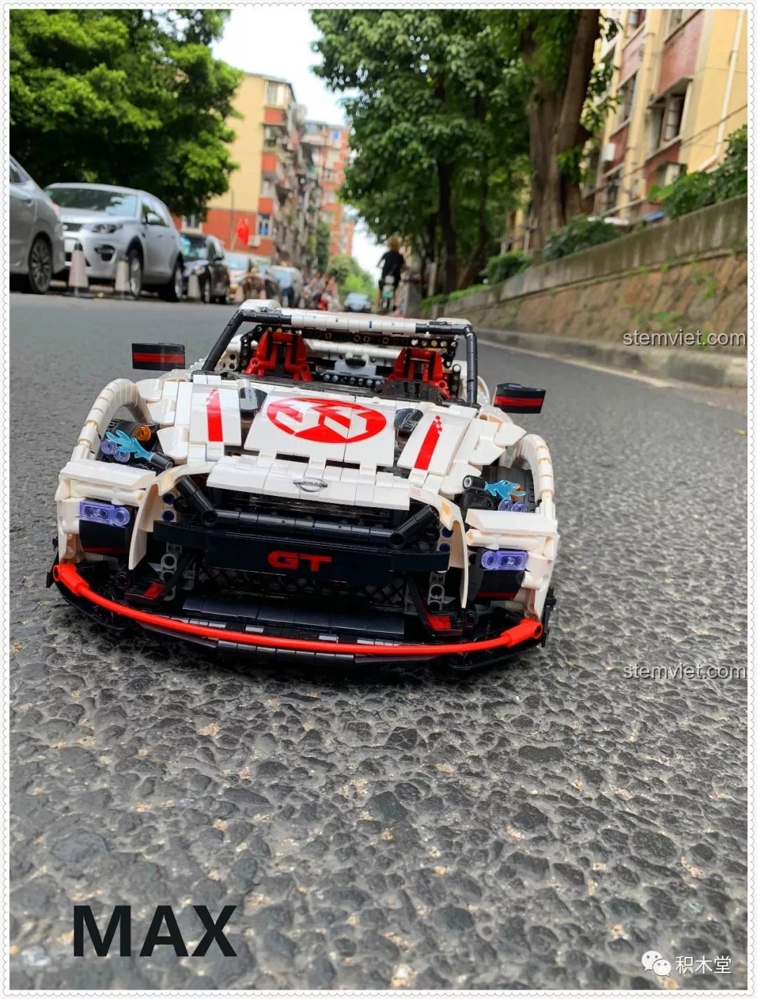 Mô hình lắp ráp Qizhile 23010 Nissan GT-R hoàn thiện, chụp chính diện phía trước, thể hiện sự cân đối của thiết kế.